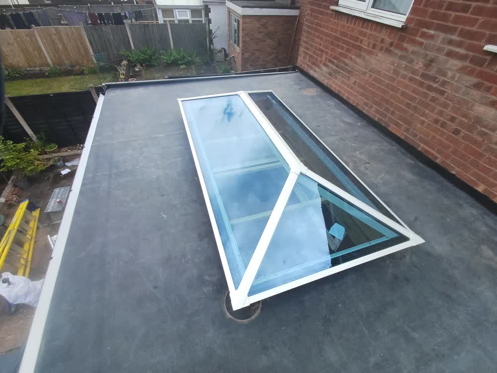 New flat roof with a glass roof lantern set into it